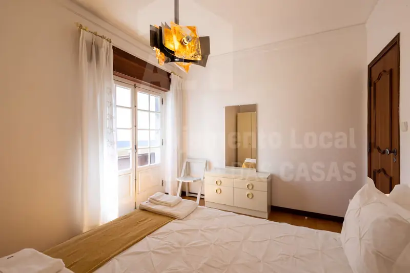 Quarto de casal com porta para varanda