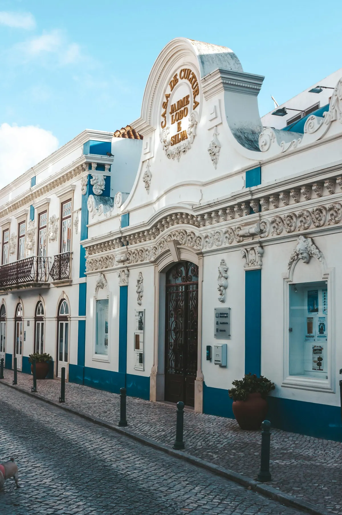 Fachada ornamentada branca e azul no centro histórico da Ericeira