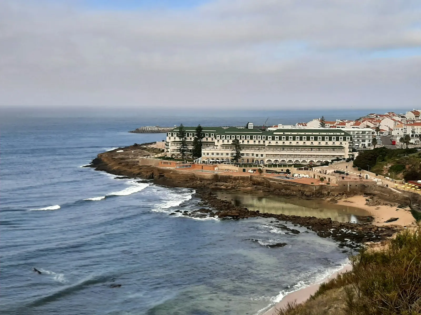 Vista da costa da Ericeira, com a vila sobre o mar